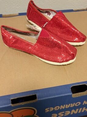NWT red sparkly TOM flats